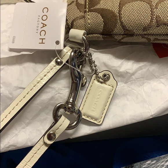 Coach wristlet/clutch signature and off-white NWT - Picture 2 of 8